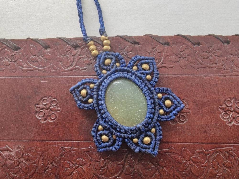 Blumenzauber Blaue Makramee-Kette Mit Aventurin Stein Und Goldenen Messingperlen, Boho Style Kristall Kette von SundariiNature