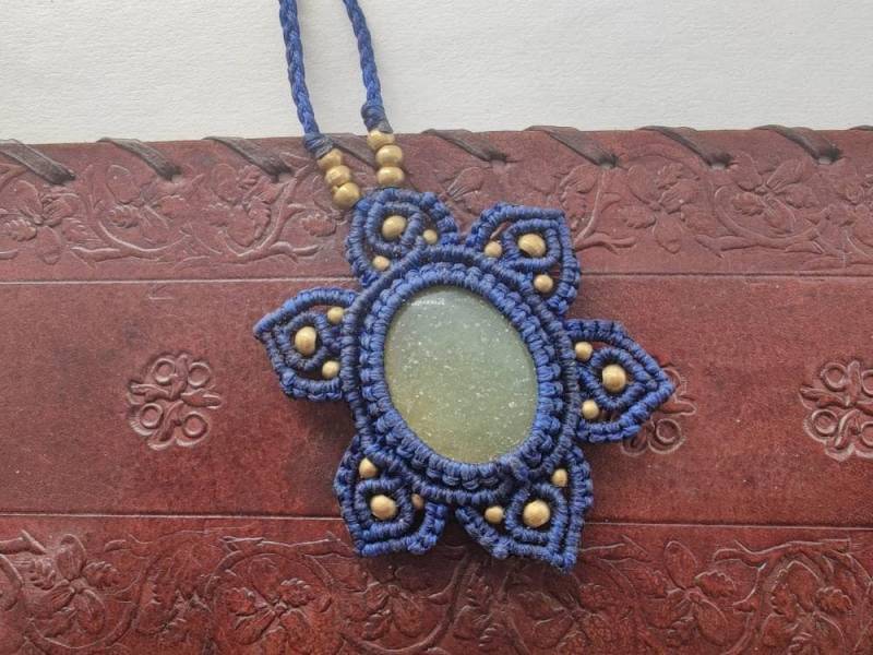 Blumenzauber Blaue Makramee-Kette Mit Aventurin Stein Und Goldenen Messingperlen, Boho Style Kristall Kette von SundariiNature
