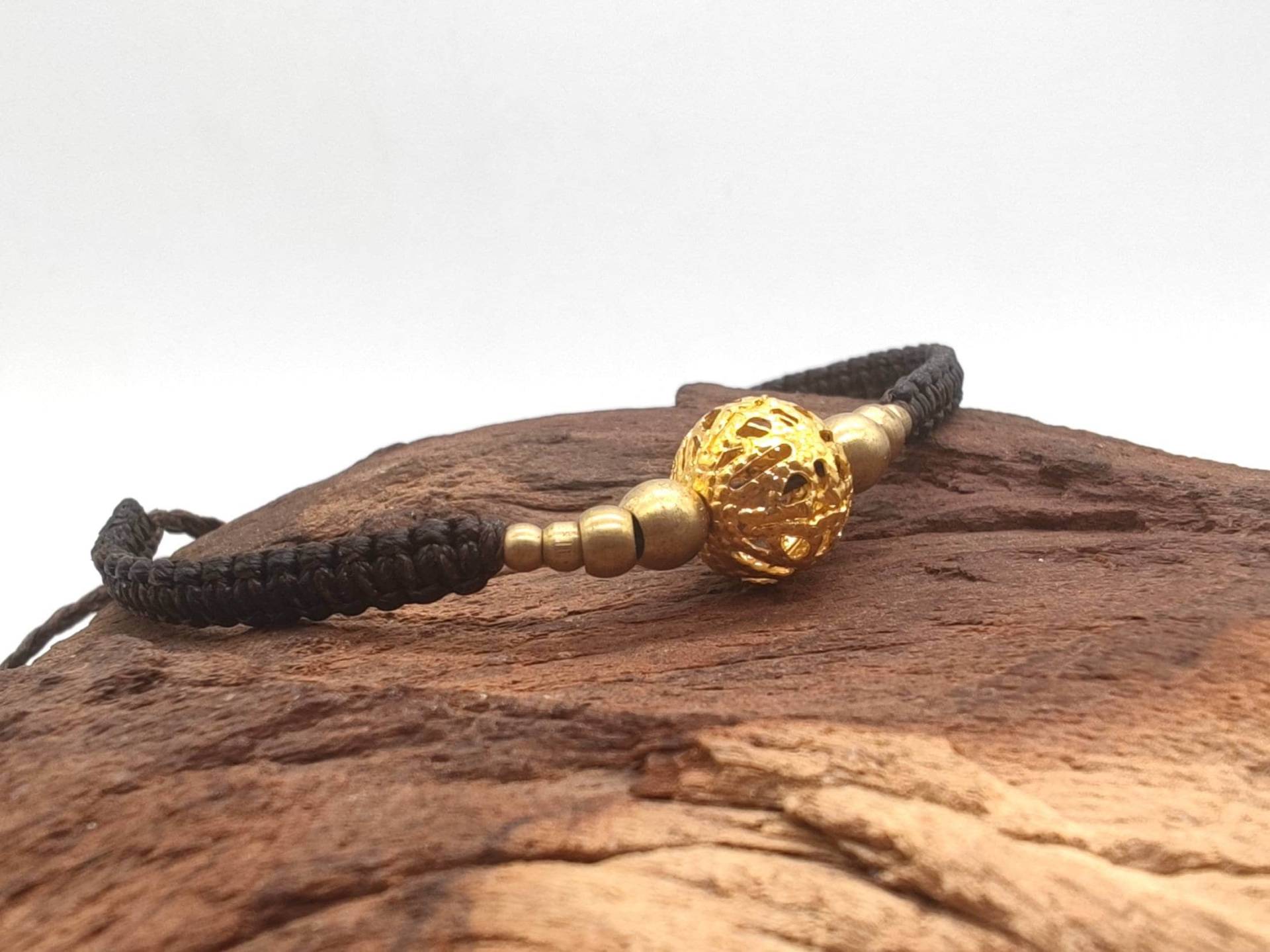 Boho Macrame Bracelet - Micro Handmade Adjustable Brass Charm, Hippie Friendship Jewelry Gift von SundariiNature