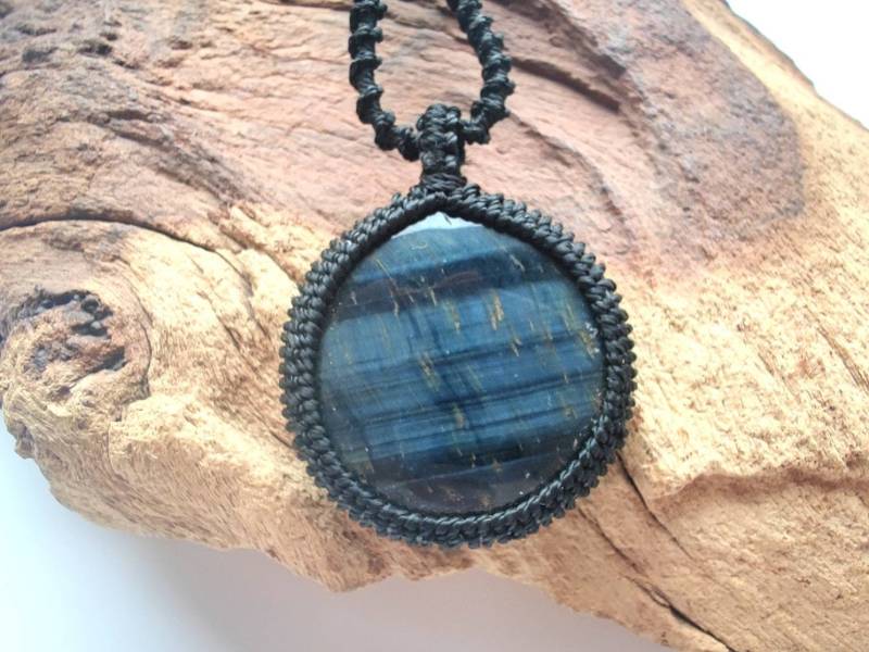 Boho Macrame Hawks Eye Necklace Healing Gemstone Pendant Gift For Her Handmade Crystal Jewelry von SundariiNature