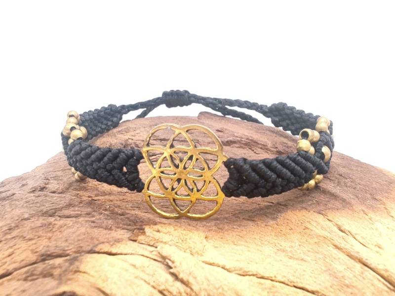 Boho Micro Macrame Bracelet With Brass Pendant - Handmade Friendship Gift von SundariiNature