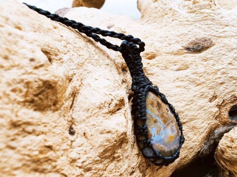 Crazy Lace Agate Pendant Necklace Boho Yoga Healing Stone Jewelry Gift Handmade Macrame Chain Rare Gemstone Accessory von SundariiNature