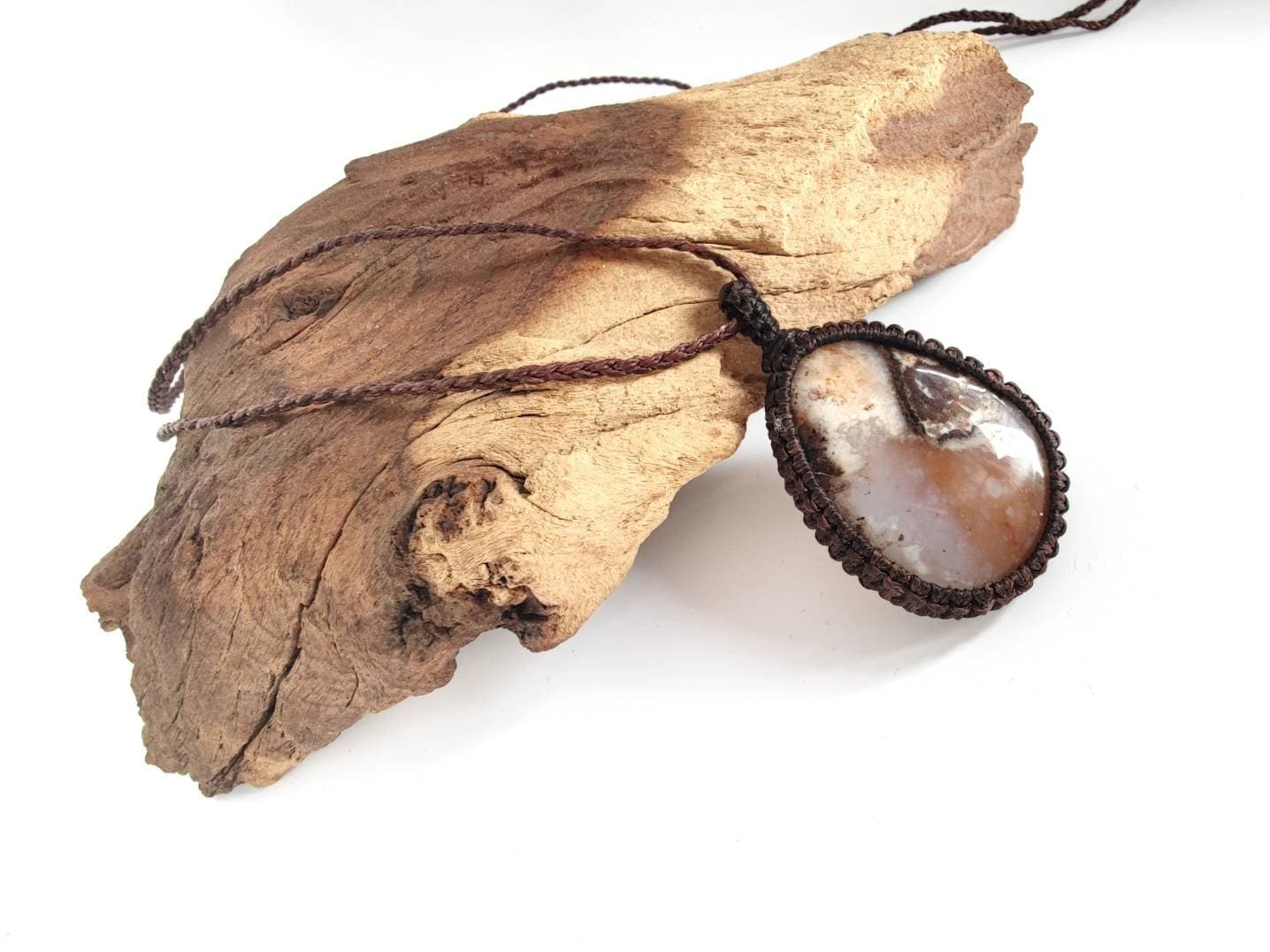 Erdfarbene Handgefertigte Mikro-Makramee-Kette Mit Eingefasstem Achat-Anhänger - Einzigartiger Achat-Schmuck Im Boho-stil, Achat Halskette von SundariiNature