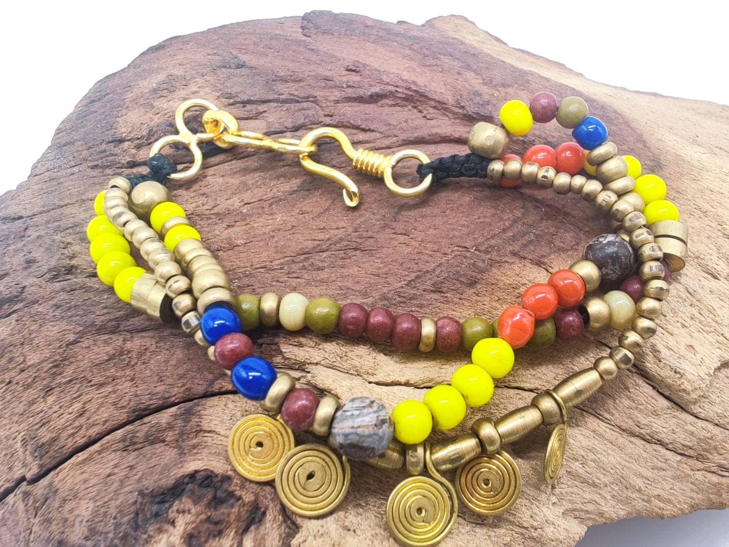 Farbenfrohes Perlenarmband Mit Verspielten Messingspiralen - Handgemacht Und Einzigartig, Boho Style Freundschafts-Armband, Geschenk Für Sie von SundariiNature