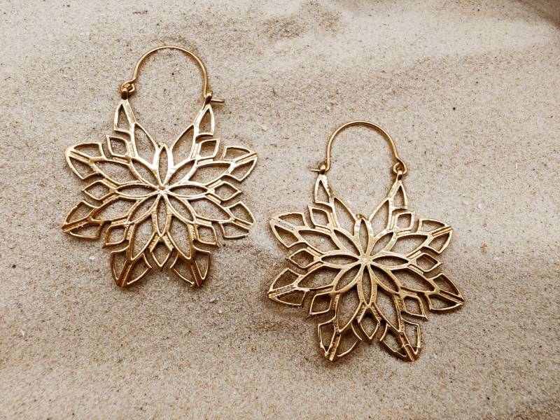 Florale Goldene Messing Ohrringe von SundariiNature