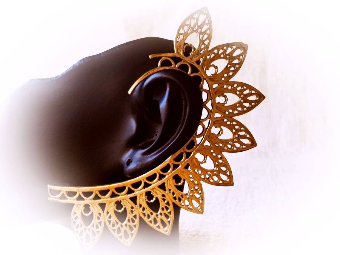 Gold Brass Ear Cuff - Handmade Boho Statement Jewelry, Ethnic Earcuff Gift For Her von SundariiNature