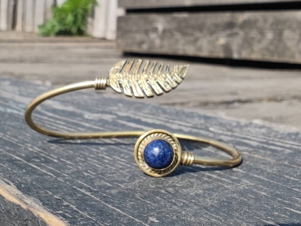 Golden Glow Fein Gearbeiteter Messing Armreif Mit Blauem Lapislazuli - Eleganter Boho Schmuck von SundariiNature