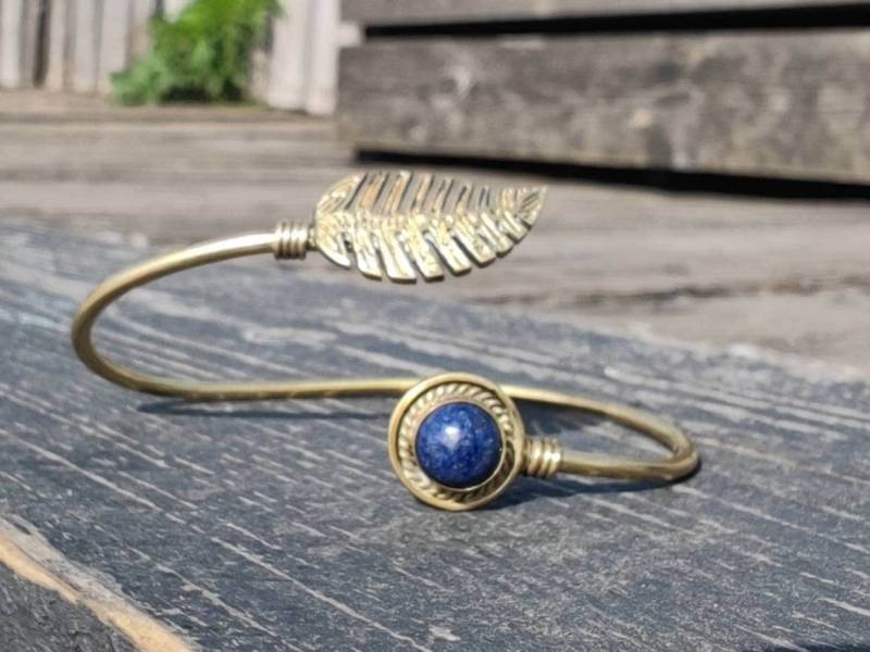 Golden Glow Fein Gearbeiteter Messing Armreif Mit Blauem Lapislazuli - Eleganter Boho Schmuck von SundariiNature