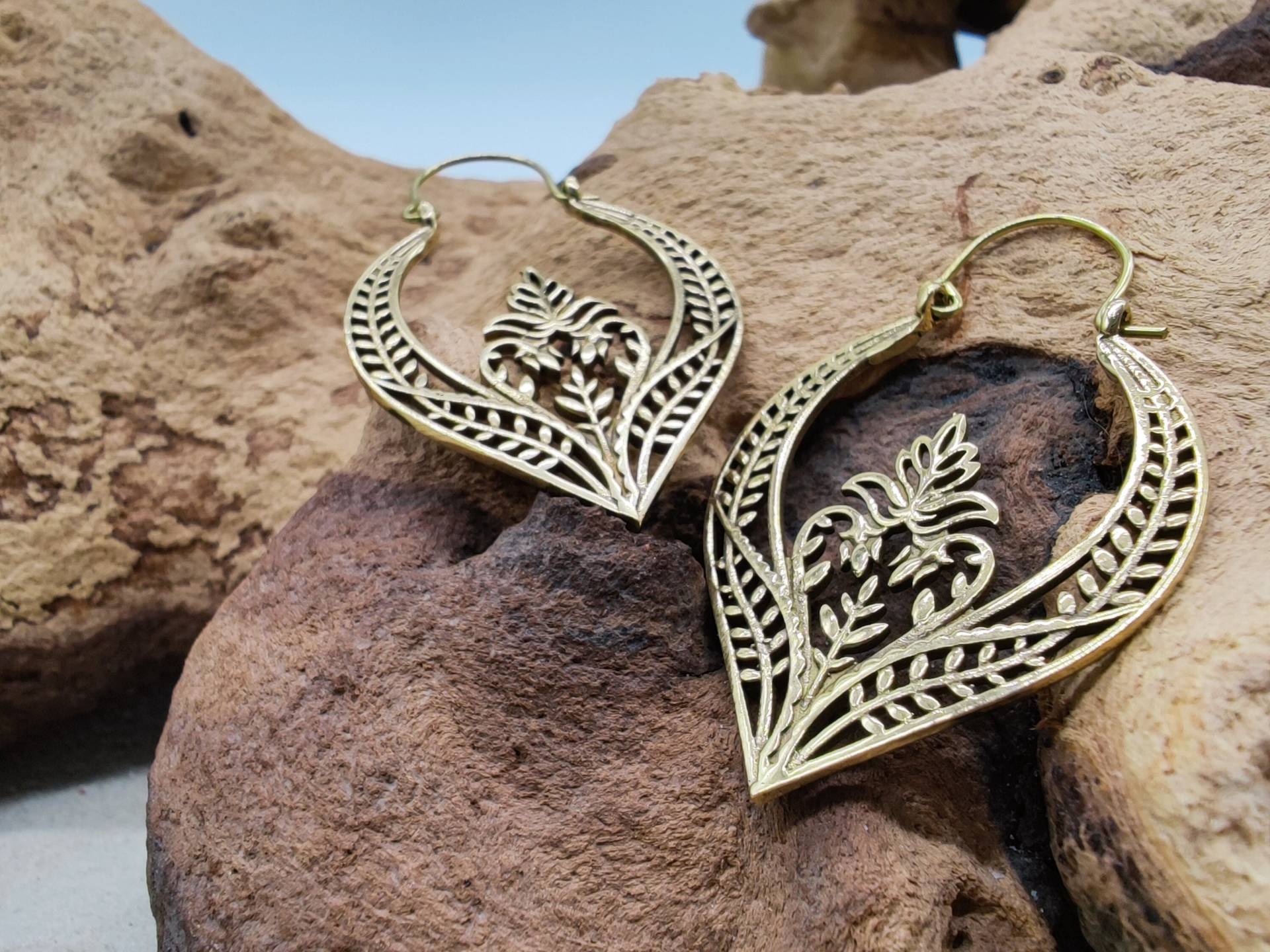 Goldene Vintage Messing Ohrringe Mit Floralen Ornamenten von SundariiNature