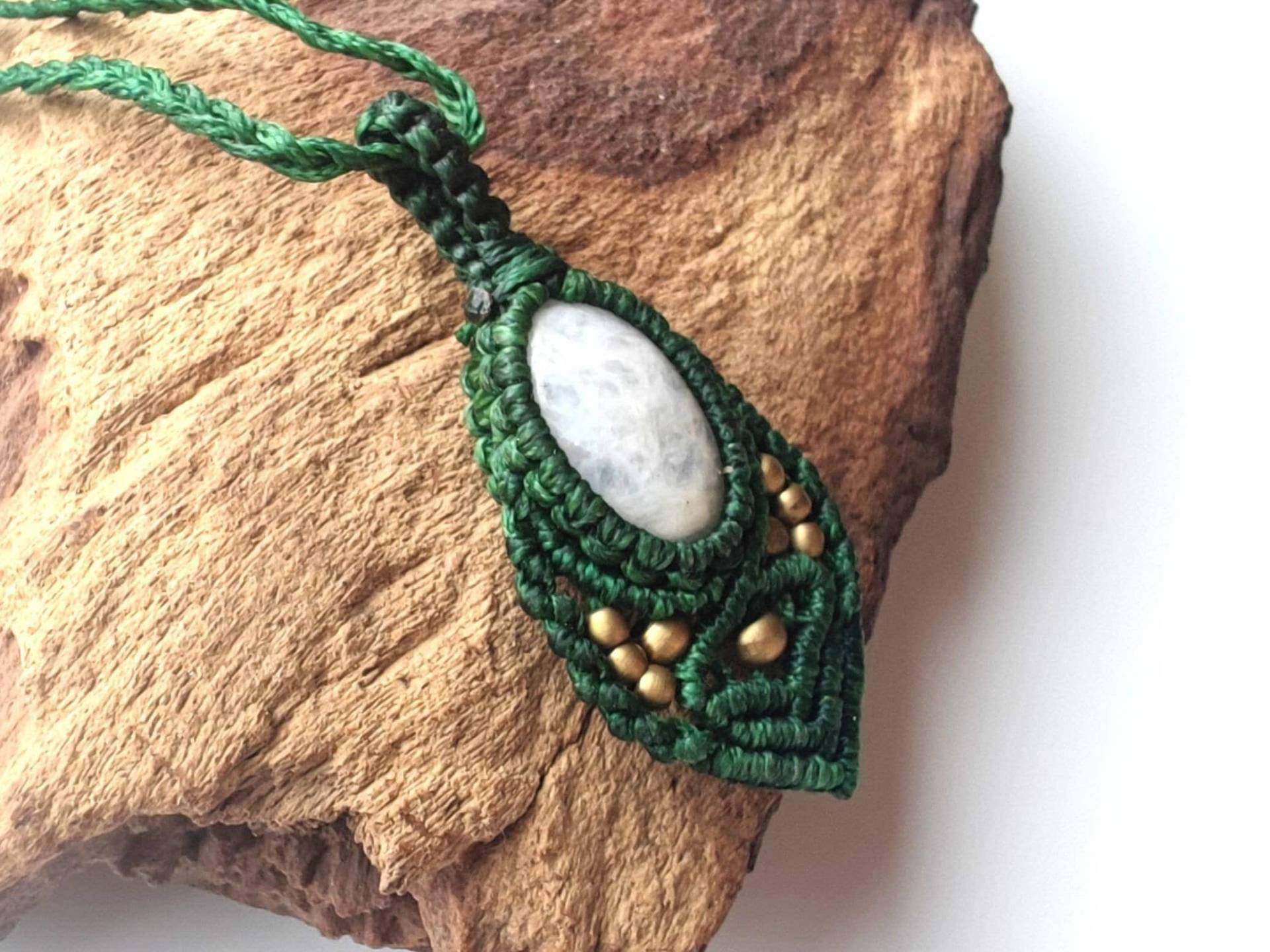 Green Macrame Necklace With Moonstone - Handmade Boho Jewelry, Gift For Her von SundariiNature