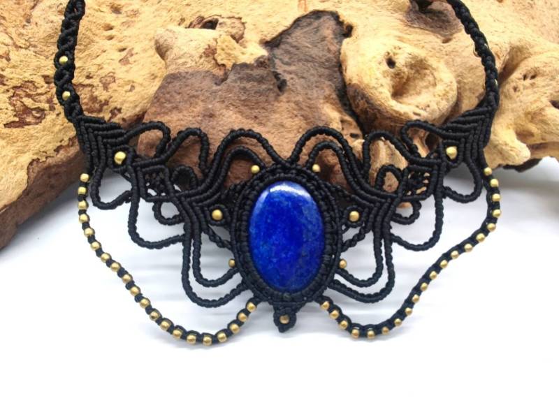 Handgefertigte Makramee Halskette Mit Ovalem Blauen Lapislazuli Stein & Goldenen Perlen - Einzigartiger Schmuck Für Den Perfekten Boho Stil von SundariiNature