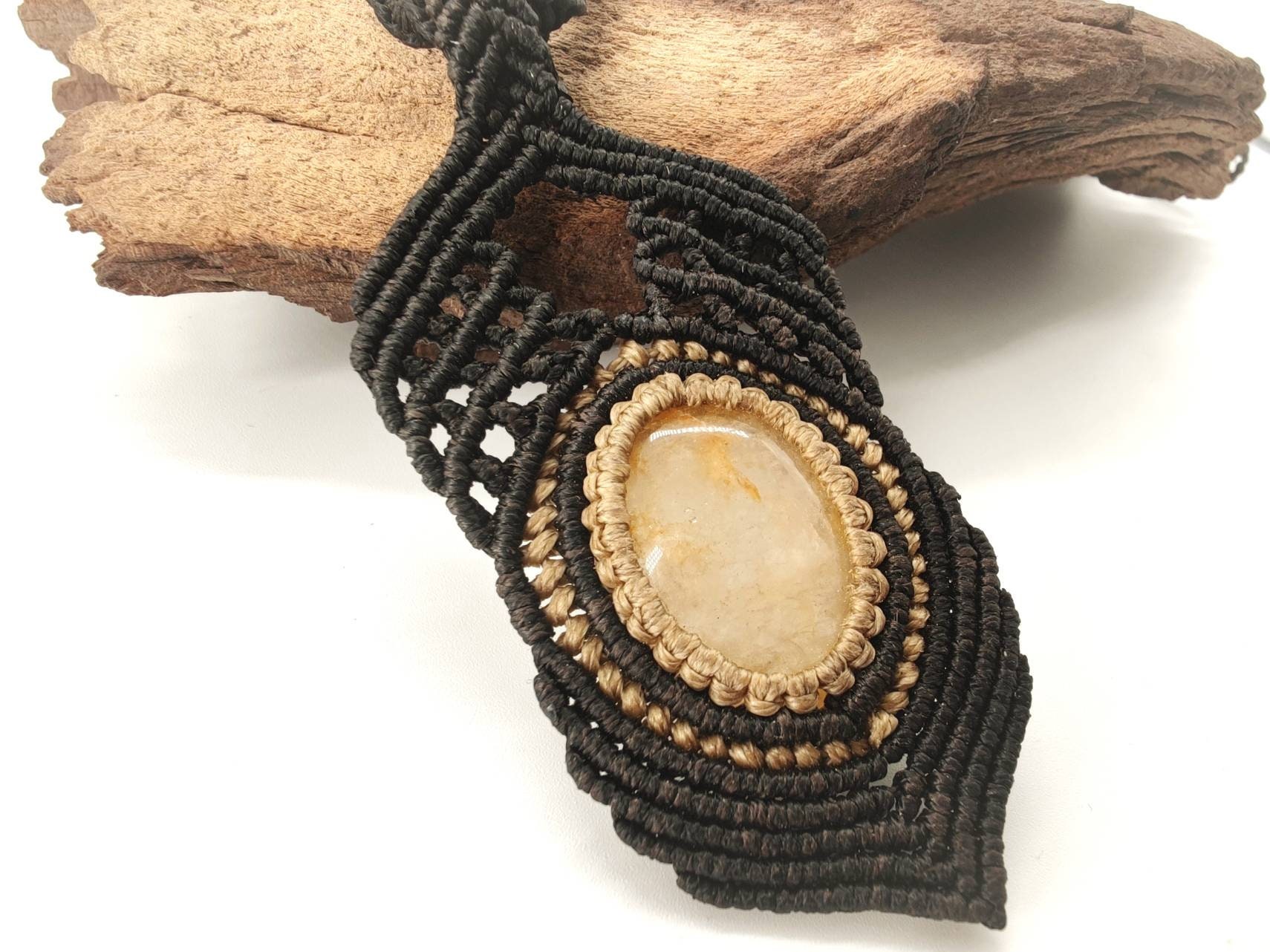 Handmade Boho Citrine Macrame Necklace - Natural Healing Stone Pendant Gift For Her von SundariiNature