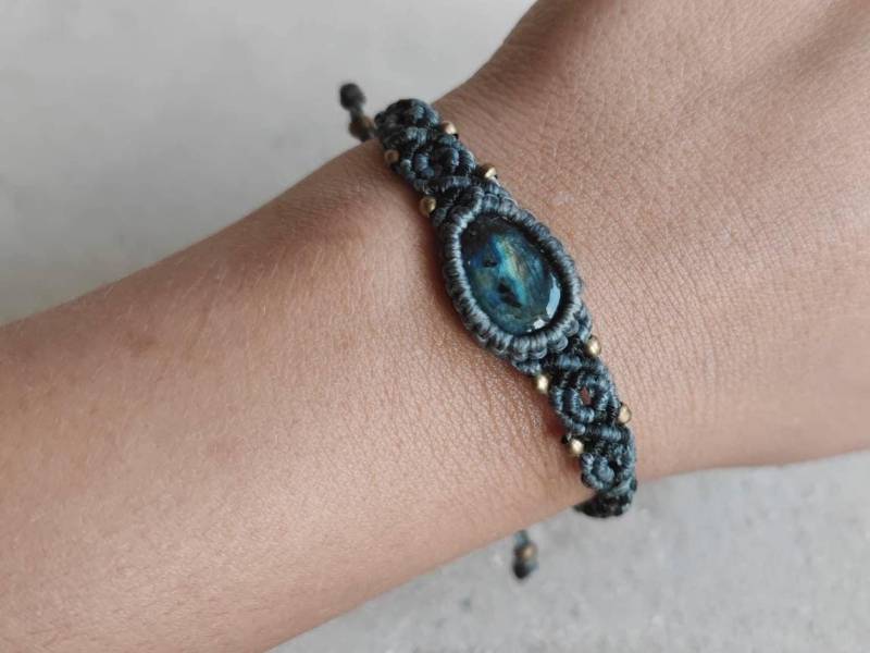Handmade Boho Labradorite Stone Macrame Bracelet - Healing Crystal Gemstone Jewelry Gift For Women von SundariiNature