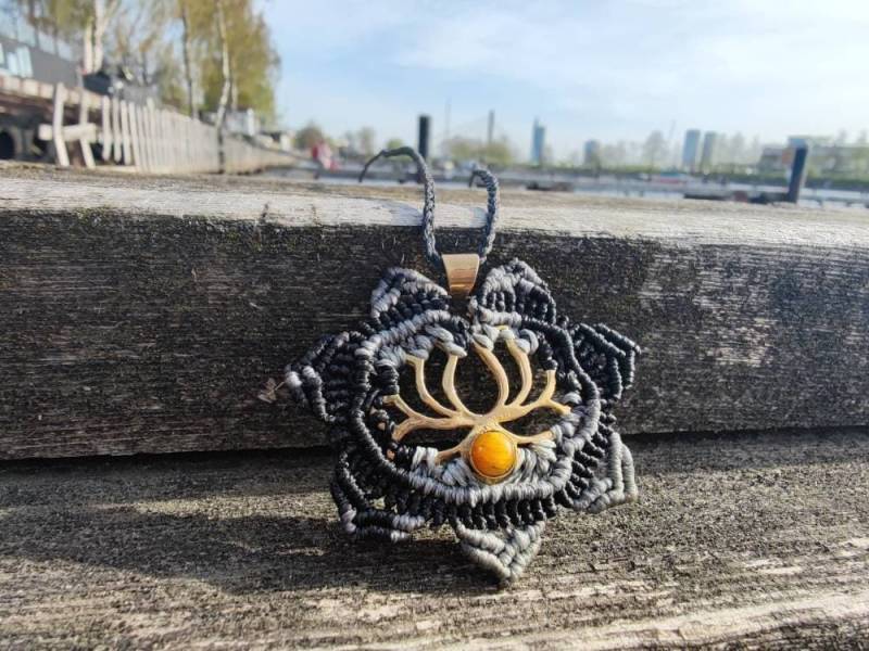 Handmade Macrame Lotus Flower Necklace Tiger's Eye Boho Gemstone Pendant Spiritual Amulet Balance Protection Gift von SundariiNature
