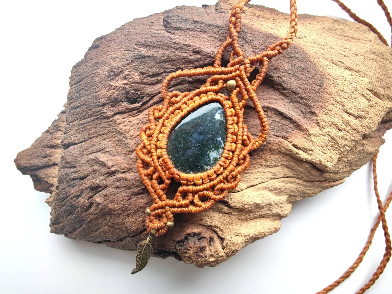 Handmade Moss Agate Macrame Necklace - Boho Healing Stone Pendant Crystal Jewelry von SundariiNature
