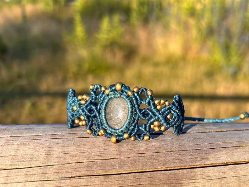 Handmade Quartz Crystal Macrame Bracelet Boho Healing Stone Adjustable Artisan Jewelry Gift von SundariiNature