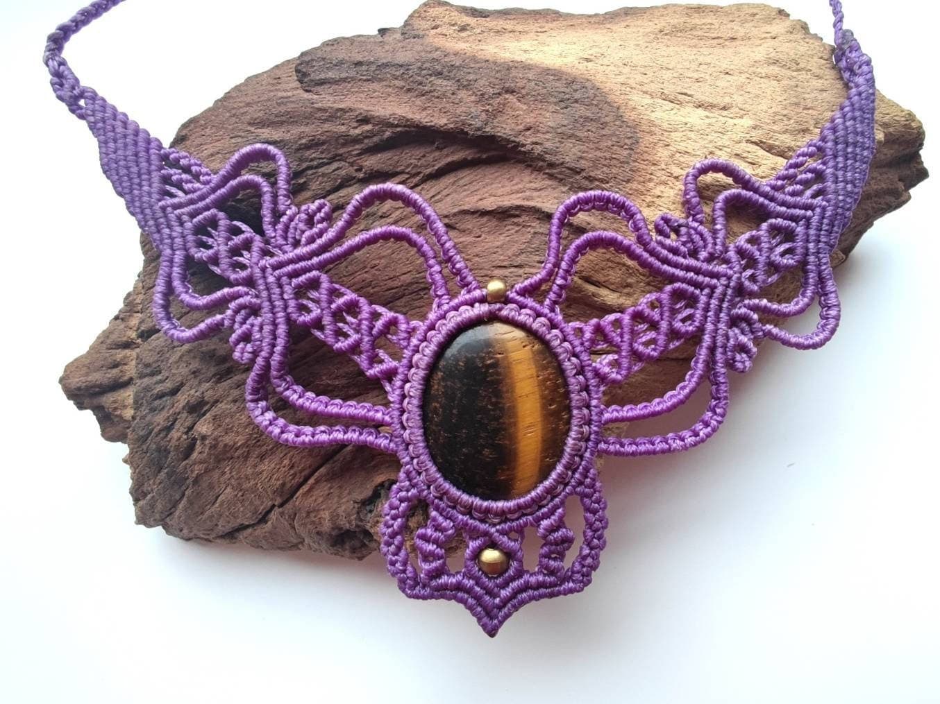 Handmade Tiger Eye Macrame Necklace - Boho Natural Gemstone Pendant Jewelry Unique Crystal Healing Chakra Stone von SundariiNature