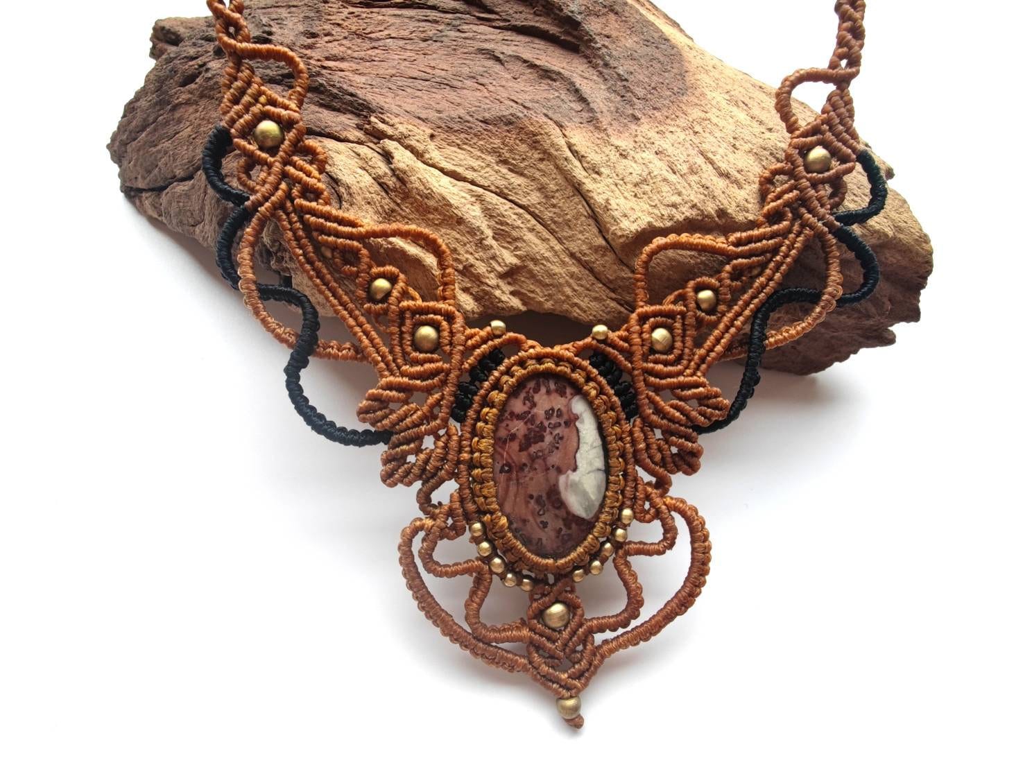 Jaspis Makramee-Kette, Collier Mit Eingefasstem Heilstein Gegen Stress Und Für Mehr Zufriedenheit Innere Harmonie von SundariiNature