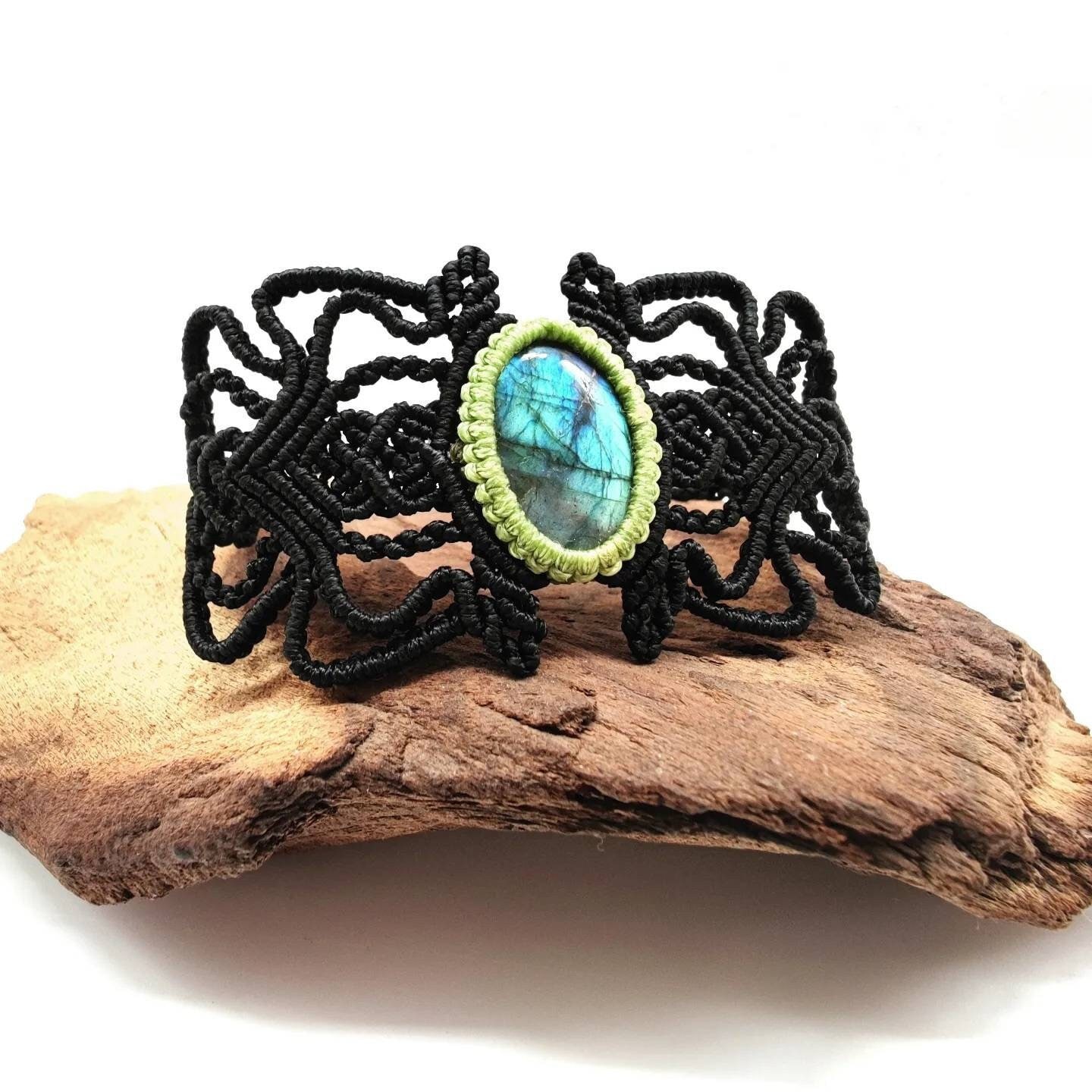 Labradorite Macrame Bracelet - Boho Jewelry With Radiant Gemstone, Handmade Adjustable Gift von SundariiNature