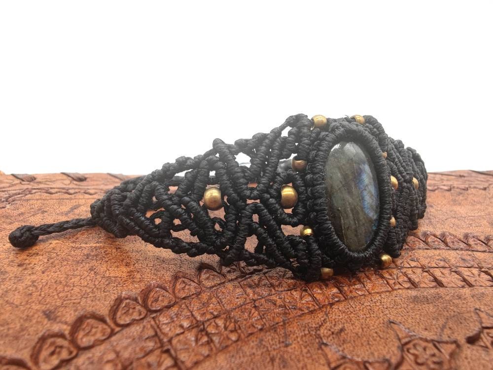 Labradorite Macrame Bracelet - Handmade Boho Gemstone Bracelet, Healing Crystal Gift von SundariiNature