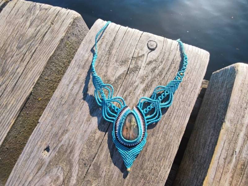 Large Blue Macrame Statement Necklace - Bold Labradorite Gemstone Collier, Boho Jewelry For Her von SundariiNature