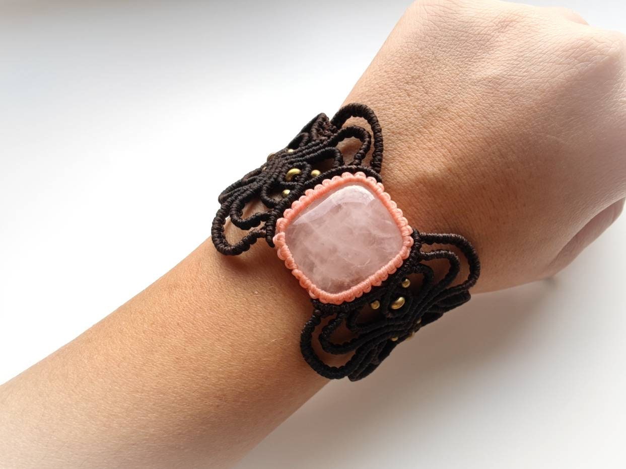 Large Brown Rose Quartz Macrame Bracelet - Geometric Handmade Gemstone Jewelry, Adjustable Healing Stone von SundariiNature