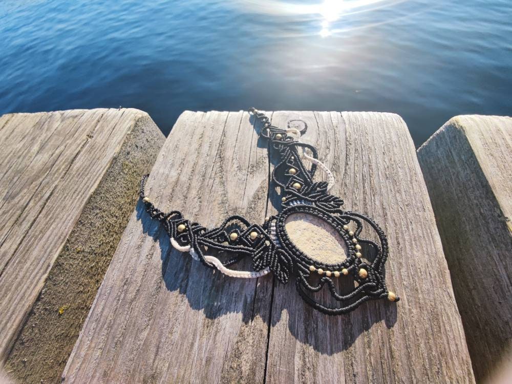 Large Psilomelan Dendrite Macrame Necklace - Black Beige Gold, Statement Boho Healing Crystal Jewelry Gift von SundariiNature