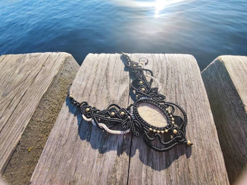 Large Psilomelan Dendrite Macrame Necklace - Black Beige Gold, Statement Boho Healing Crystal Jewelry Gift von SundariiNature