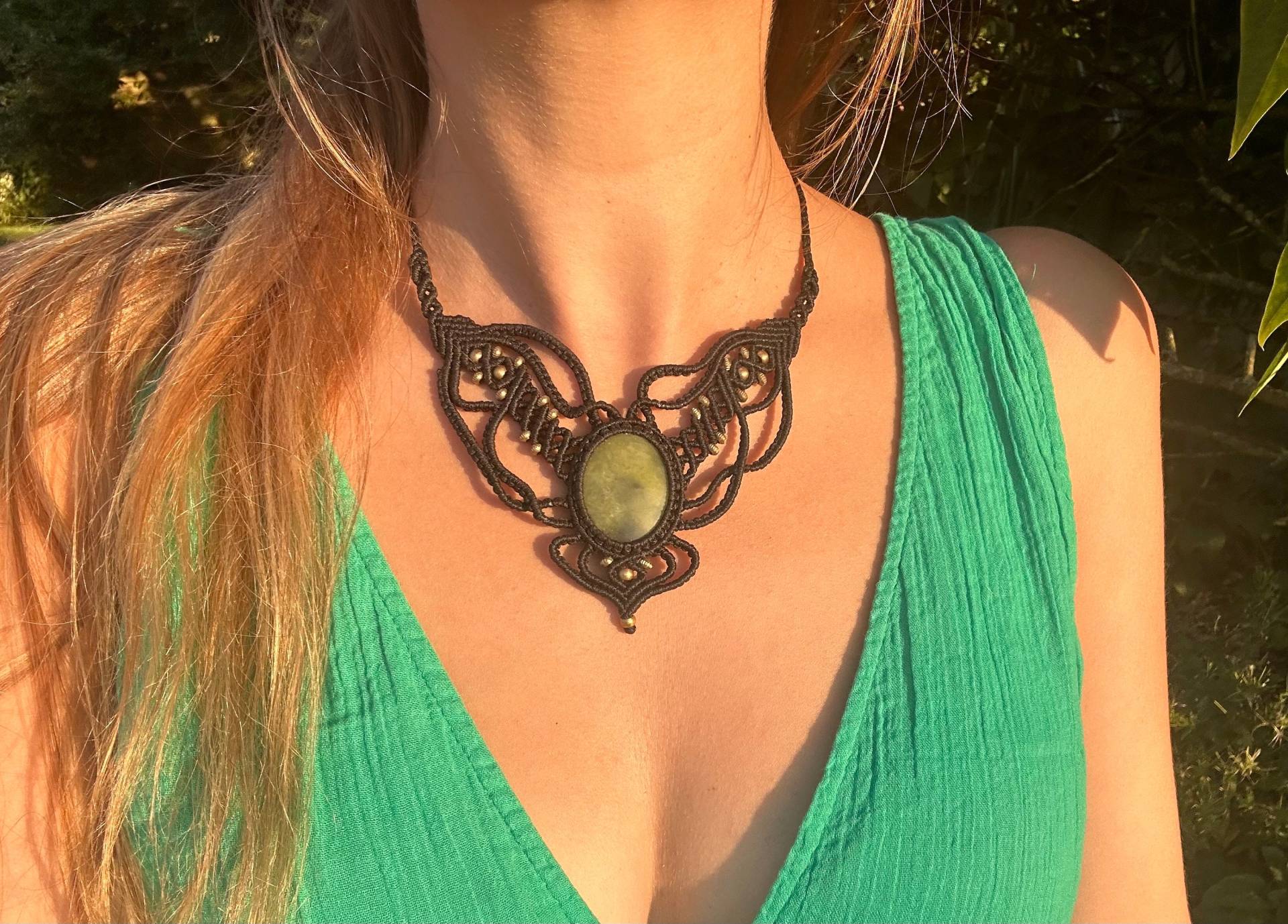 Lizardite Macrame Necklace - One Of A Kind Boho Gemstone Pendant, Handmade Green Stone Jewelry, Healing Gift For Her von SundariiNature