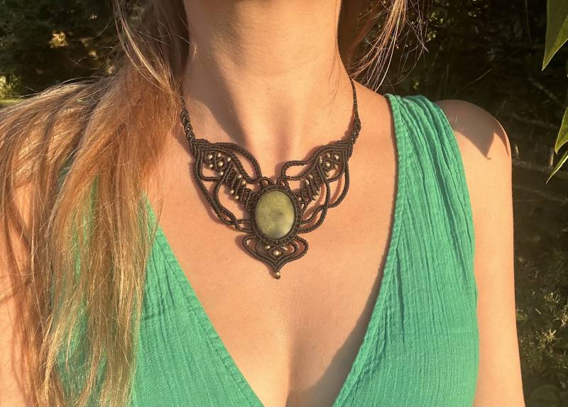 Lizardite Macrame Necklace - One Of A Kind Boho Gemstone Pendant, Handmade Green Stone Jewelry, Healing Gift For Her von SundariiNature