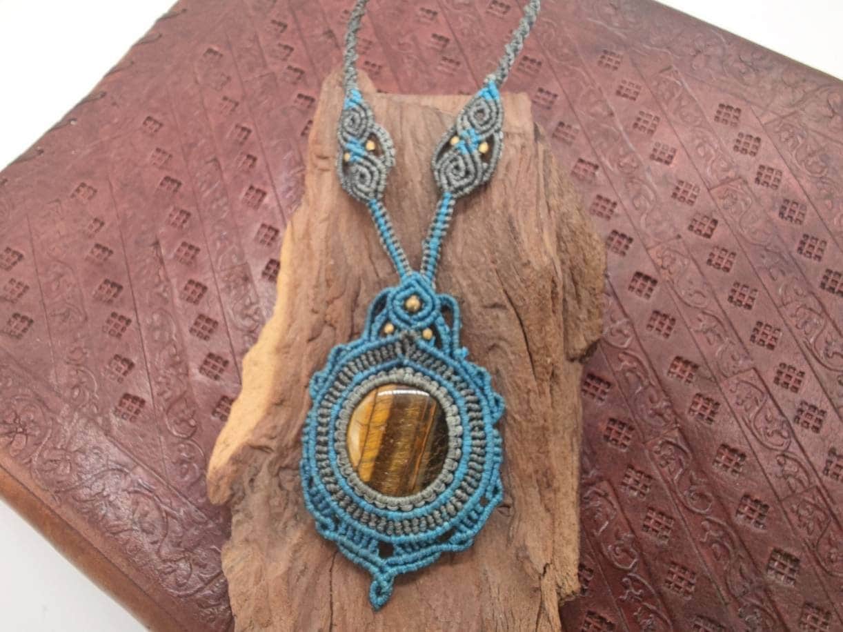 Macrame Necklace With Tiger Eye Gemstone - Boho Healing Stone Pendant For Her von SundariiNature