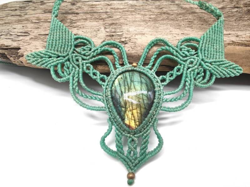 Makramee Collier Mit Großem Strahlenden Labradorit Edelstein Und Goldenen Messing-Perlen, Boho Wedding Für Sie, Schmuck Geschenk von SundariiNature