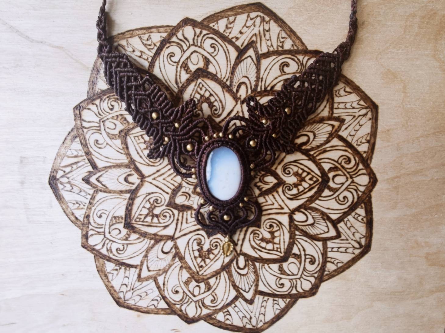 Makramee Collier Mit Weißem Achat Edelstein Und Goldenen Perlen, Boho Style Kette, Schmuck Geschenk von SundariiNature