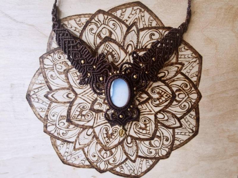 Makramee Collier Mit Weißem Achat Edelstein Und Goldenen Perlen, Boho Style Kette, Schmuck Geschenk von SundariiNature