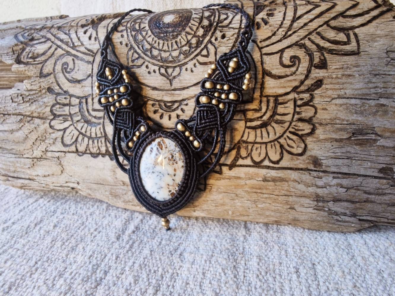 Makramee Collier Mit Weißem Dentrit Achat Edelstein Und Goldenen Perlen, Boho Style Kette, Dendrit Schmuck von SundariiNature