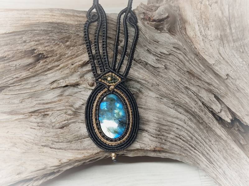Labradorite Macrame Necklace - Boho Micro Macrame, Handmade Healing Stone Pendant von SundariiNature