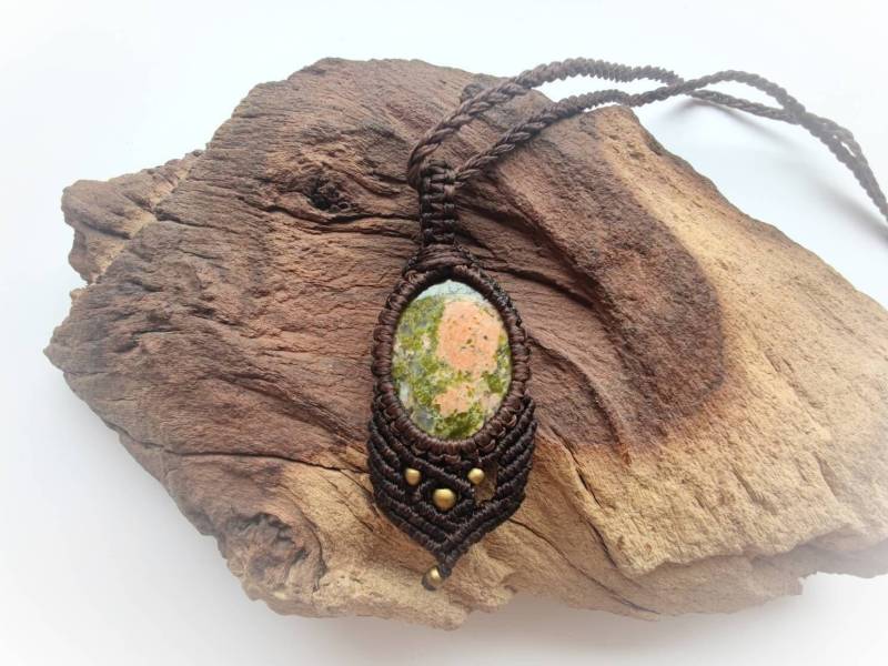 Makramee Kette Mit Eingefasstem Unakit Heilstein, Boho Style Edelstein von SundariiNature