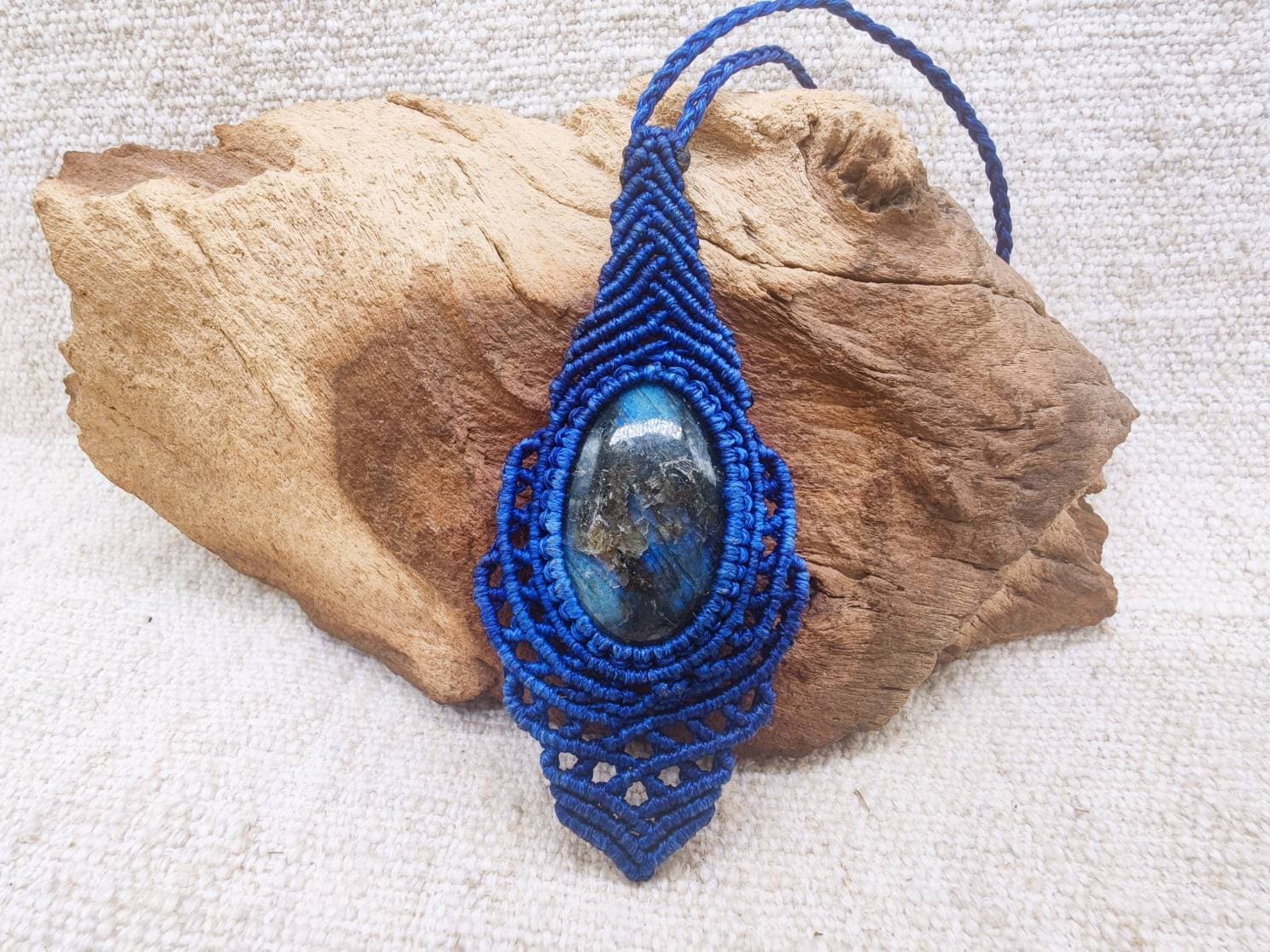 Mikro Makramee Kette Mit Blauem Labradorit Anhänger, Lange Blaue Heilstein Kette, Boho Style Edelstein, Ethno von SundariiNature