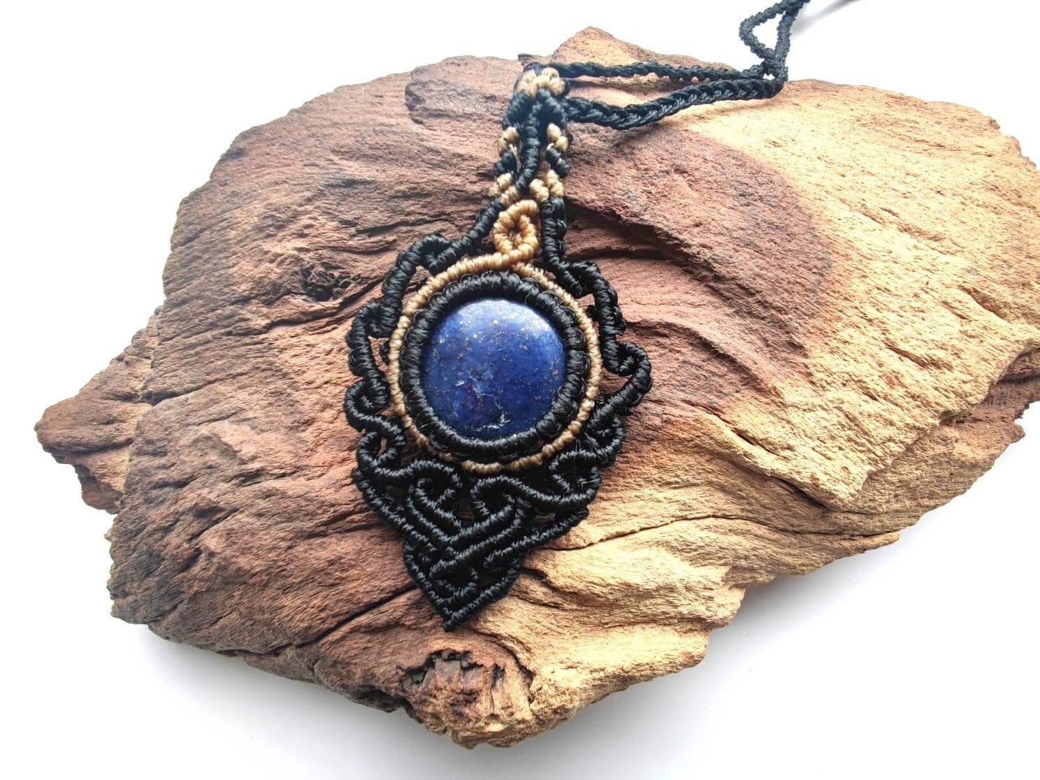 Mikro-Makramee Kette Mit Blauem Lapislazuli Edelstein, Boho Style Handgemachte Heilstein von SundariiNature