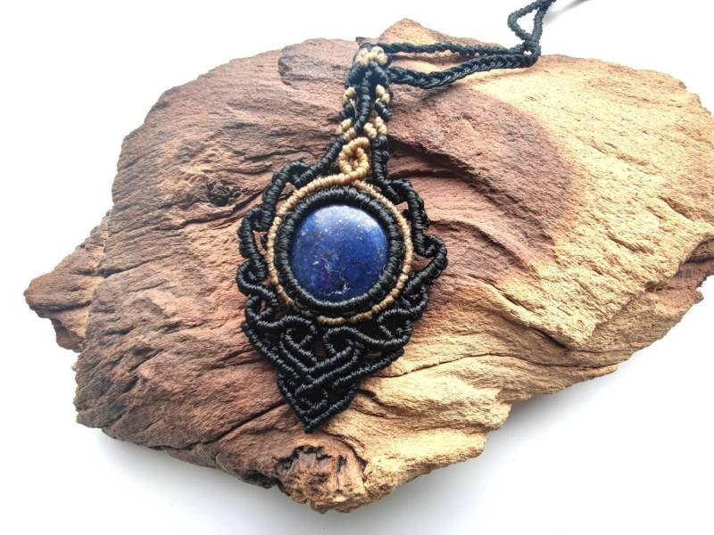 Mikro-Makramee Kette Mit Blauem Lapislazuli Edelstein, Boho Style Handgemachte Heilstein von SundariiNature