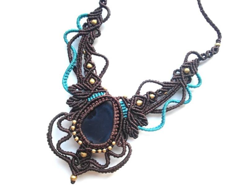Mikro Makramee Kette Mit Eingefasstem Achat, Boho Style Achat Edelstein Kette, Großes Collier, Handgemachter Schmuck von SundariiNature