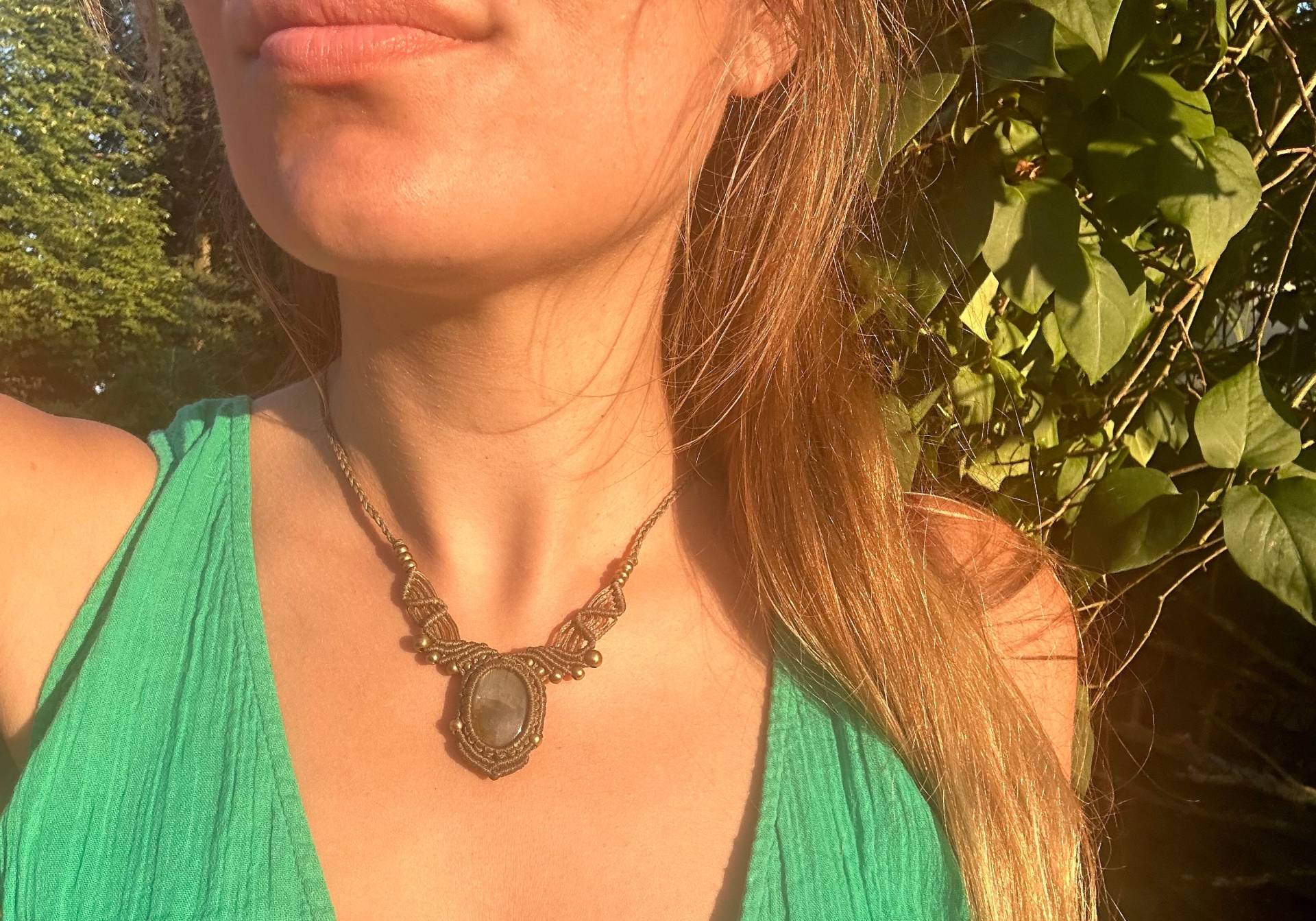 Mikro Makramee Kette Mit Gold Grünem Labradorit Anhänger, Heilstein Kette, Boho Style Edelstein, Halskette Für Sie von SundariiNature