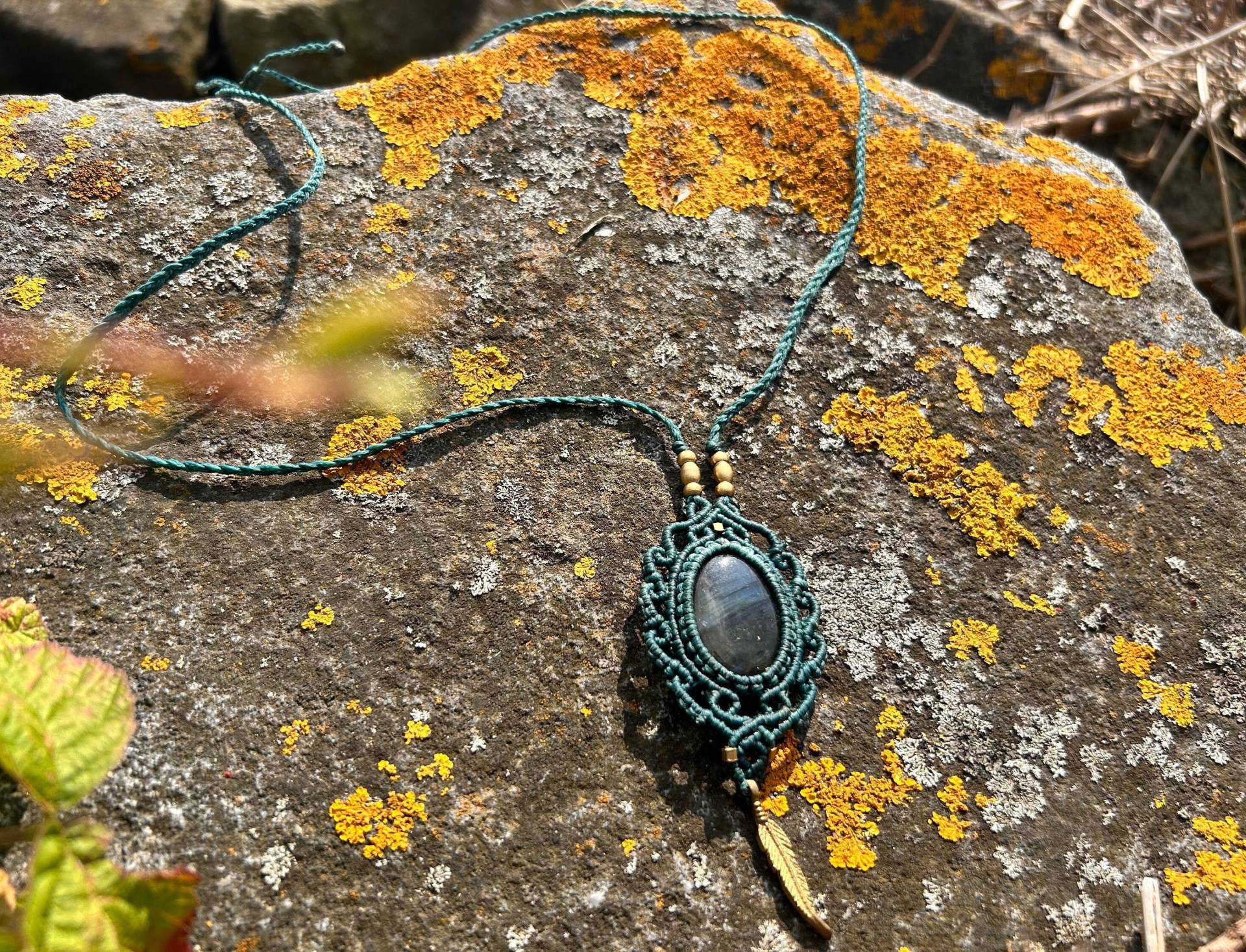 Mikro Makramee Kette Mit Grün Blauem Labradorit Anhänger, Lange Blaue Heilstein Kette, Boho Style Edelstein von SundariiNature