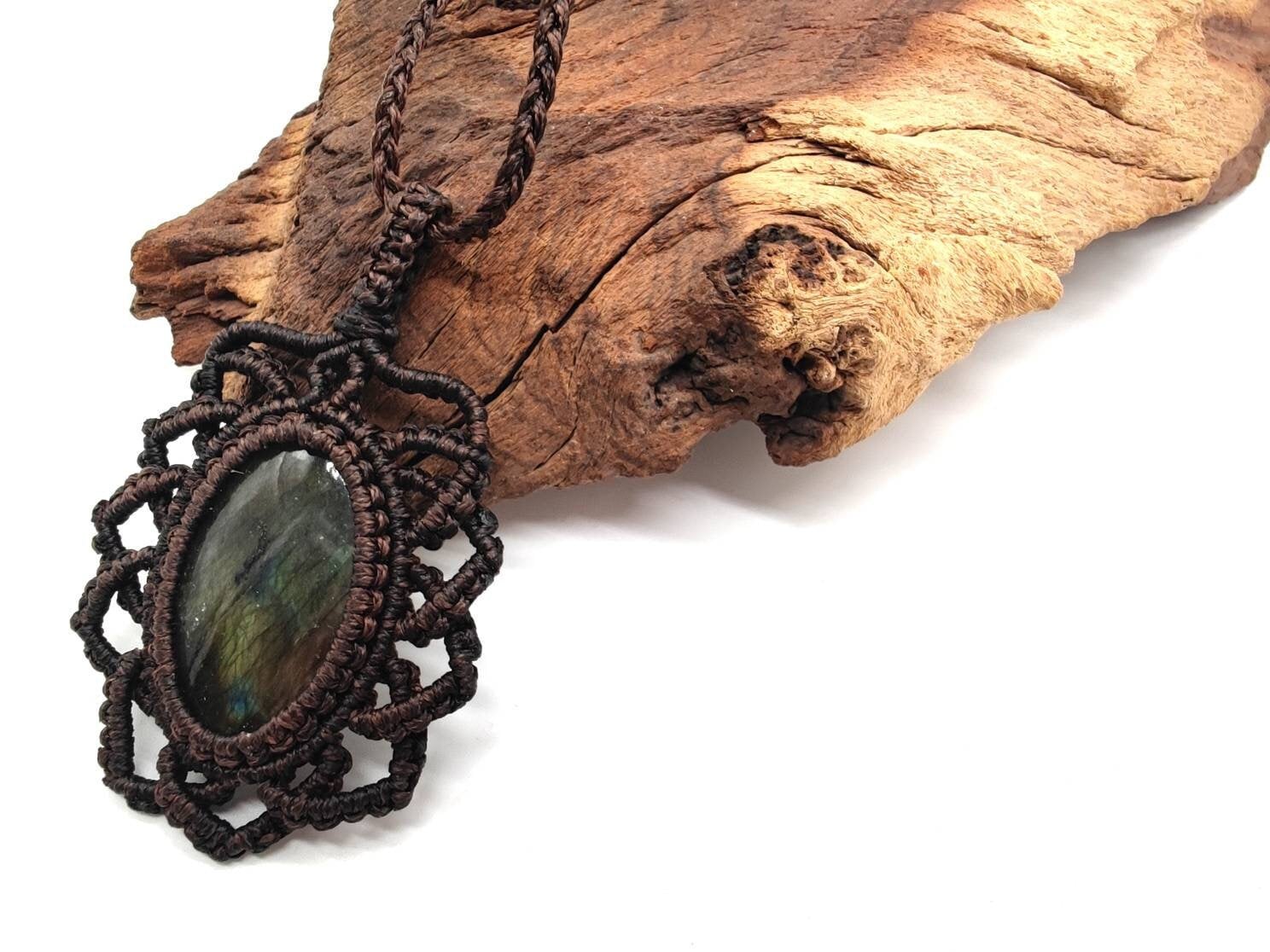 Mikro Makramee Kette Mit Labradorit Anhänger, Lange Braune Heilstein Kette, Boho Style Edelstein von SundariiNature