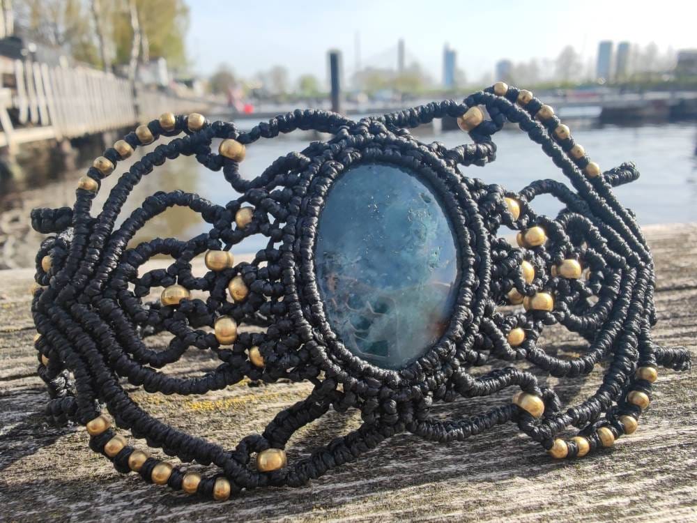 Moss Agate Macrame Bracelet - Large Boho Statement Cuff For Big Wrists Or Upper Arm, Handmade Healing Crystal Jewelry Gift von SundariiNature