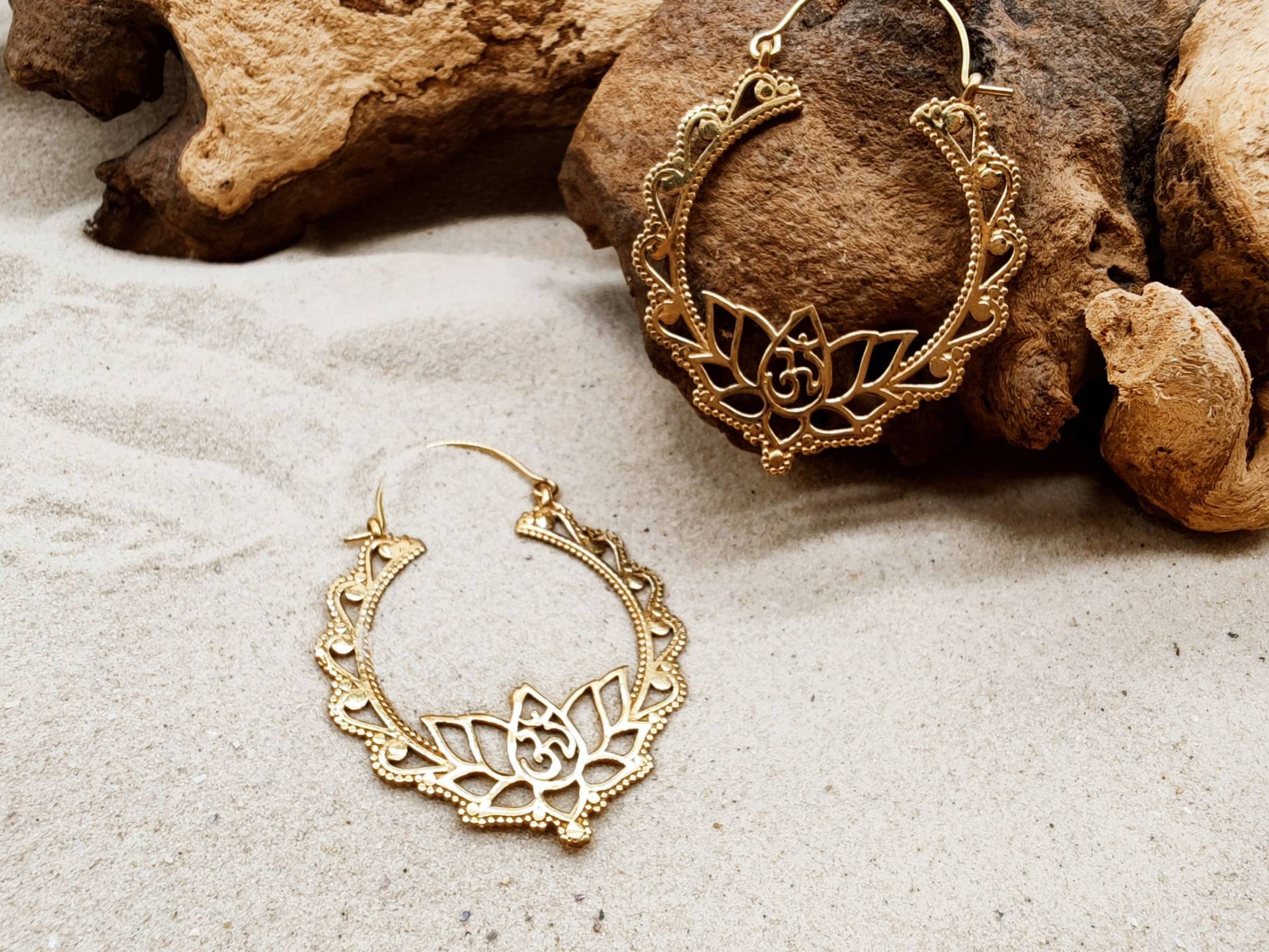 Om Creolen Goldene Messing Ohrringe, Symbol Schmuck Aus Messing, Große Messingohrringe Für Sie, Geschenk Boho Style von SundariiNature