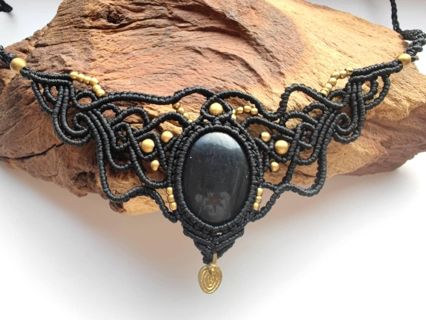 Onyx Macrame Necklace - Handmade Gift For Her, Boho Spiritual Jewelry, Black Gemstone Pendant von SundariiNature