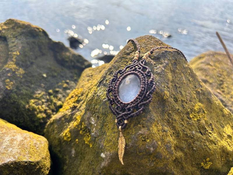 Oval Quartz Crystal Macrame Necklace Boho Brass Feather Charm Healing Stone Pendant Handmade Jewelry von SundariiNature