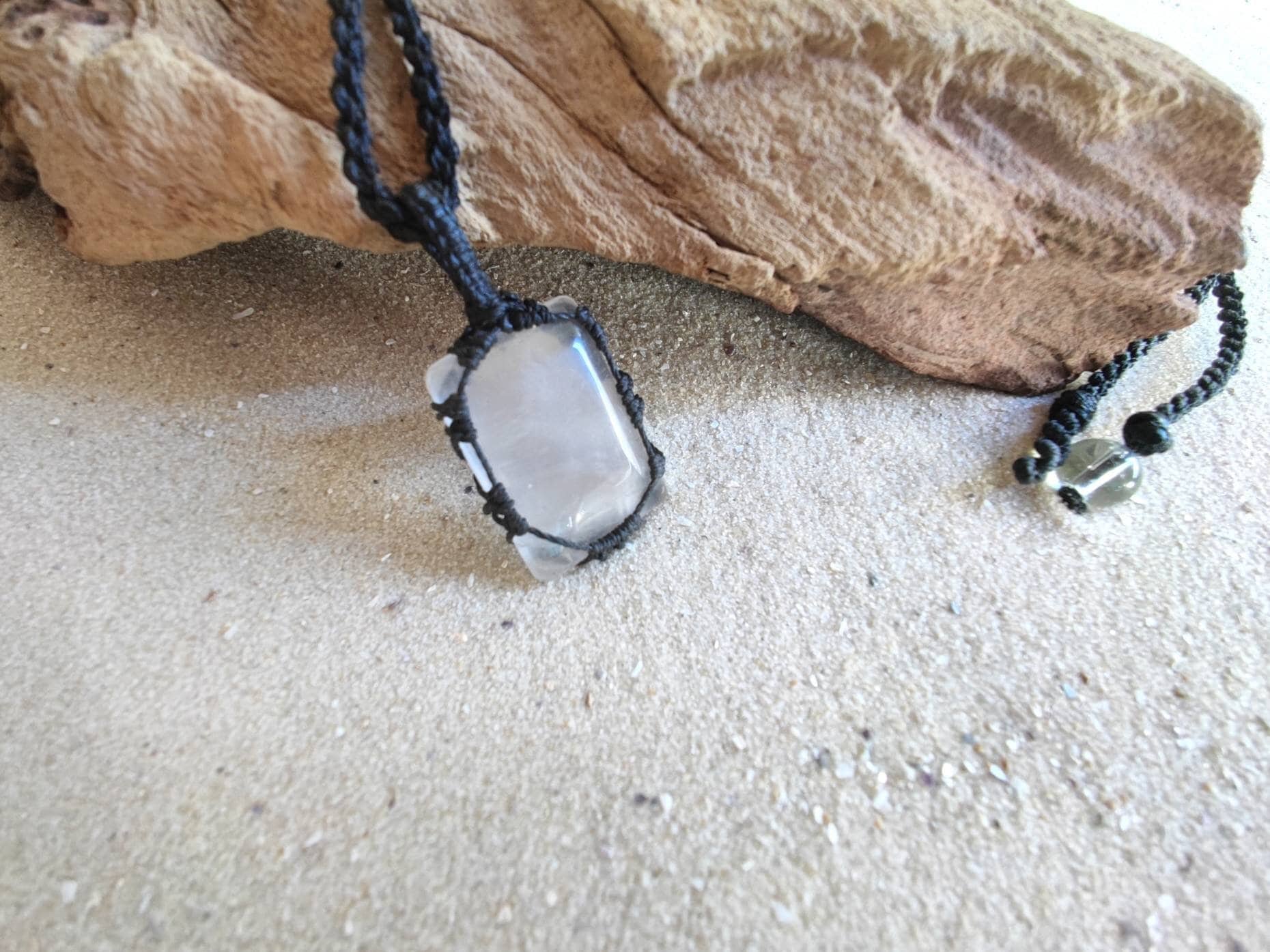 Quartz Macrame Necklace - Handmade Micro Boho Pendant, Healing Stone Jewelry, Adjustable Festival Gift von SundariiNature
