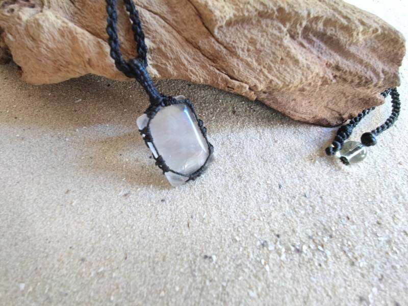 Quartz Macrame Necklace - Handmade Micro Boho Pendant, Healing Stone Jewelry, Adjustable Festival Gift von SundariiNature